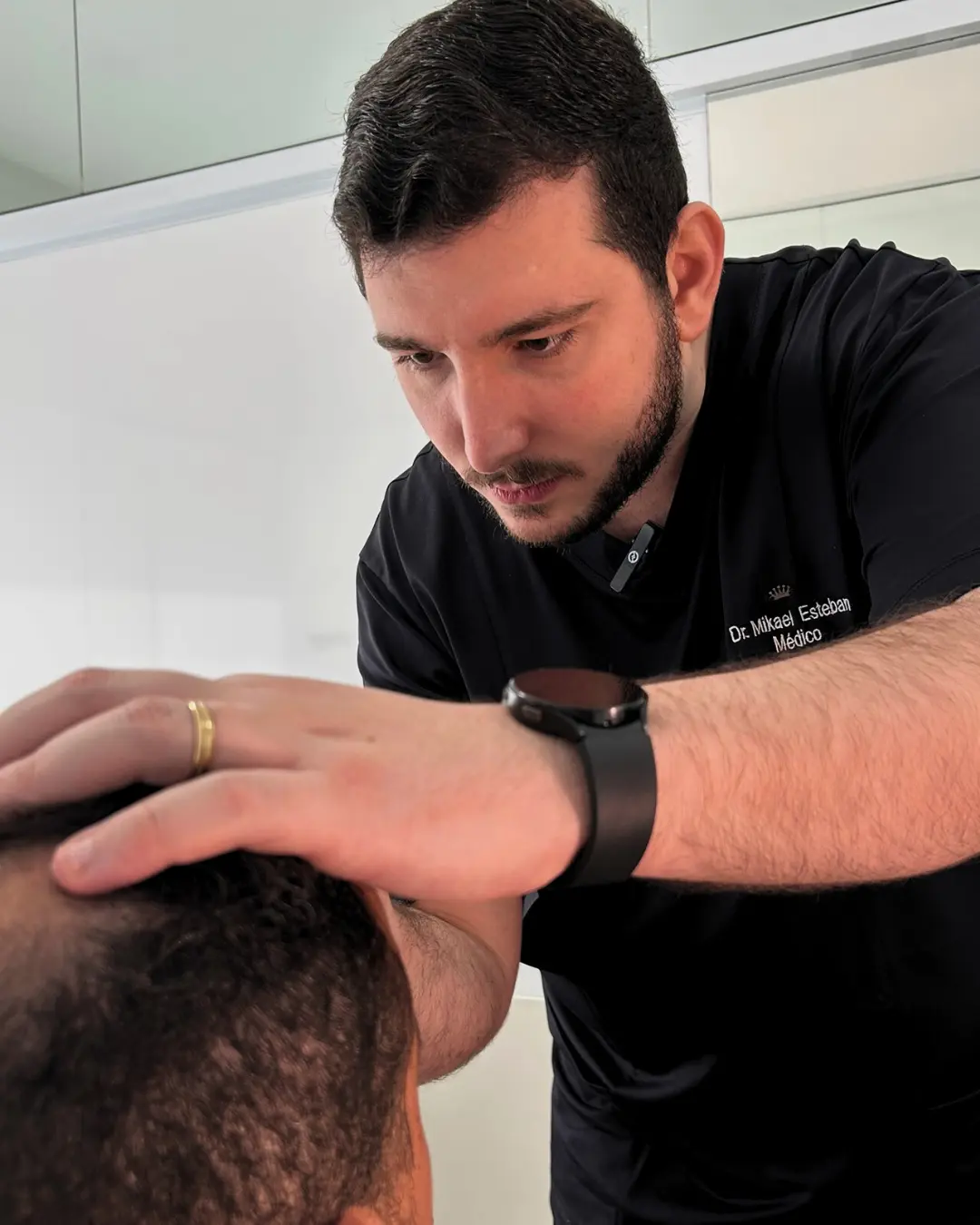 Dr. Mikael Esteban em atendimento